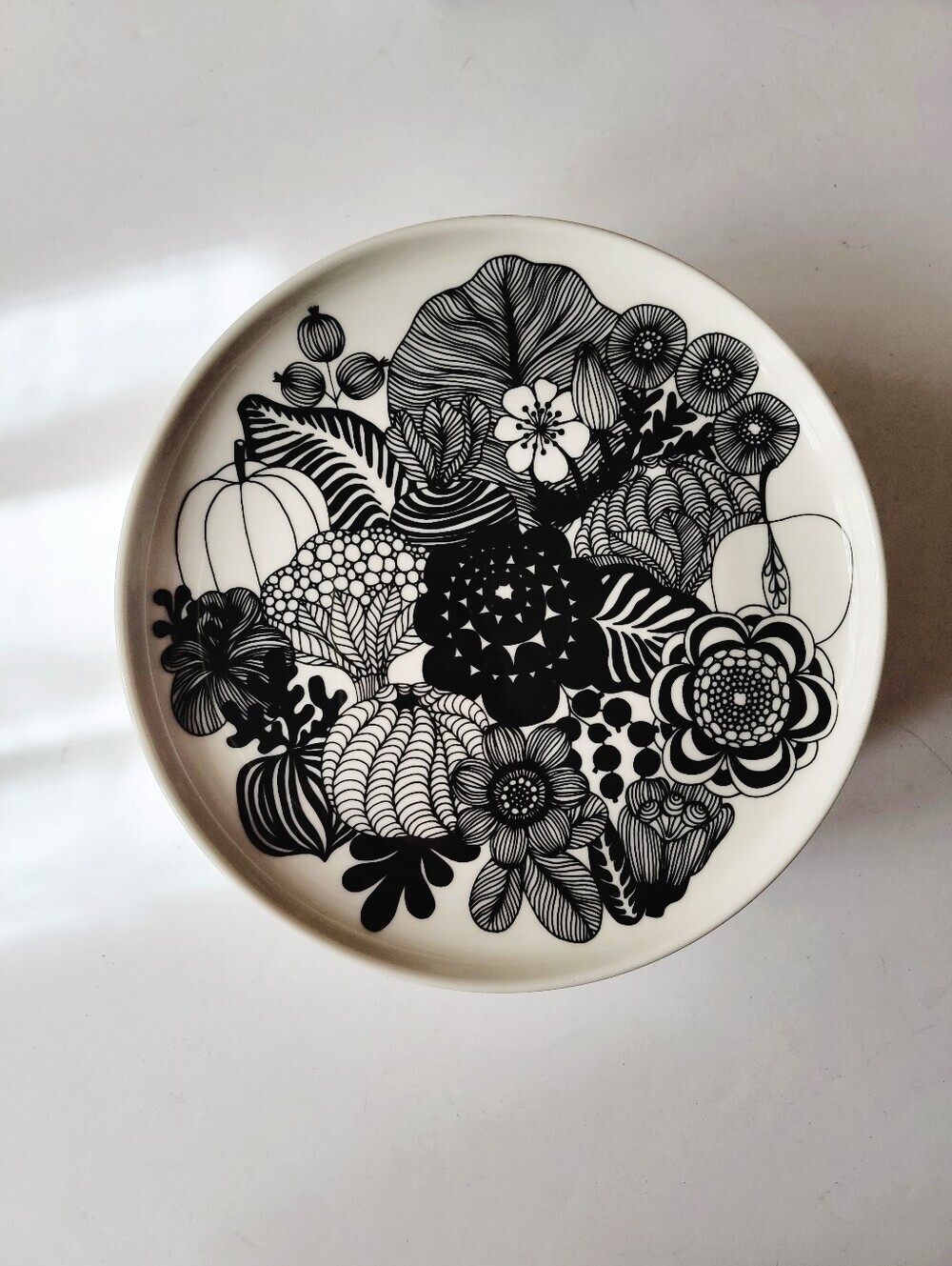 Marimekko Oiva Siirtolapuutarah Black White Floral Retro Salad Plates Stoneware